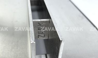 Ranh thoat nuoc inox Zavak 1 khe hep nam giua SLT BT 2 ca62ad90