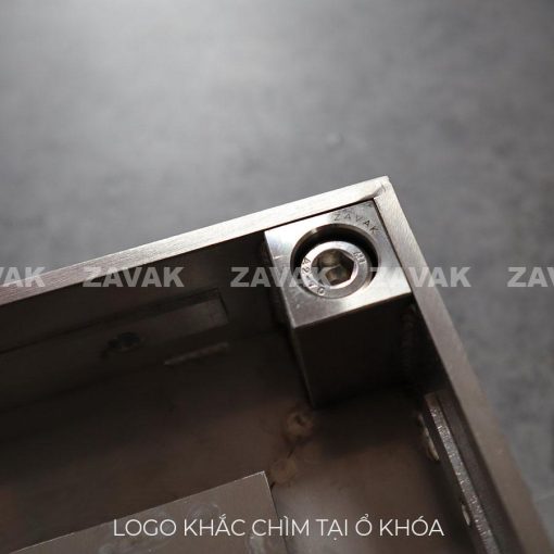 Logo Zavak khắc chìm trên ổ khóa bulong bằng inox304
