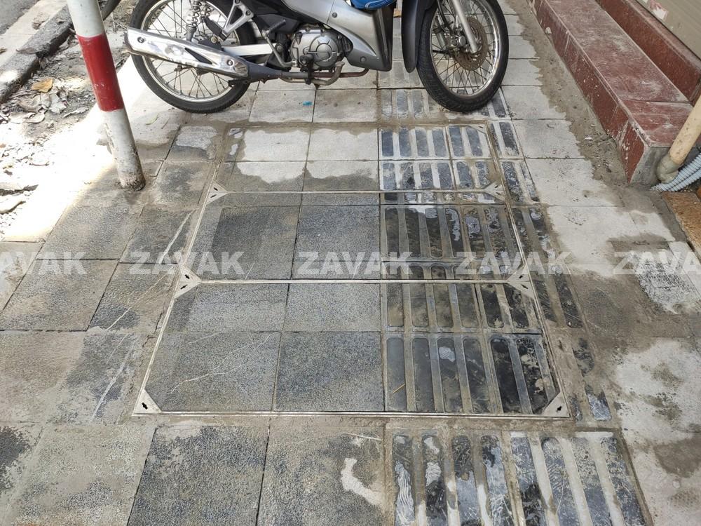 Nắp bể ngầm nắp hố ga inox Zavak MHP lát gạch vỉa hè phố cổ Hoàn Kiếm