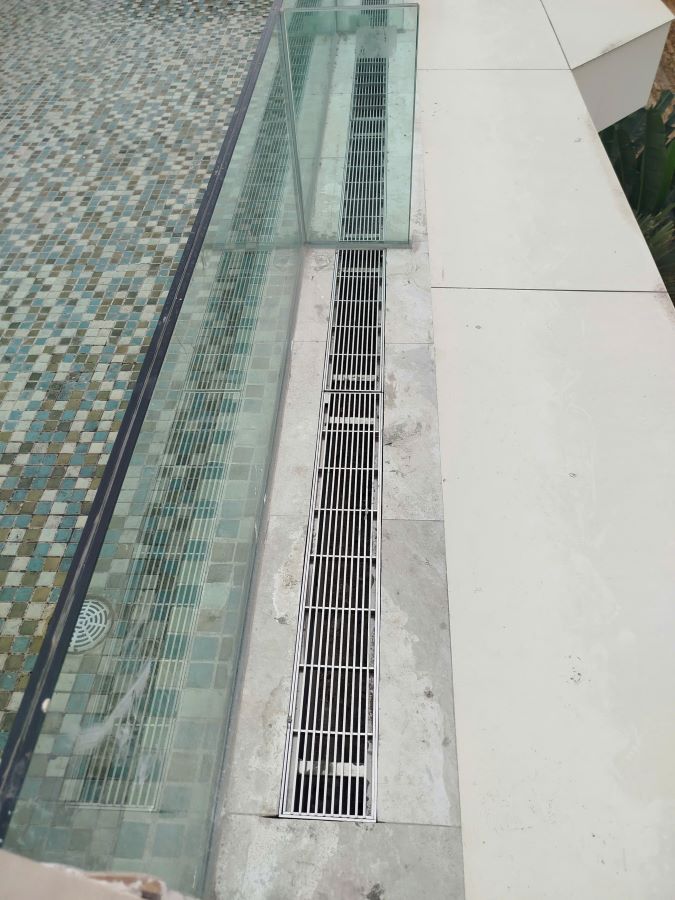 Hình ảnh lắp đặt Nắp rãnh thoát nước ban công GRT-AZ