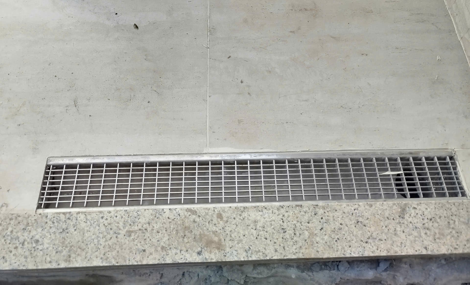 Hình ảnh lắp đặt bộ rãnh thoát nước GRT.E100 ACO ZAVAK