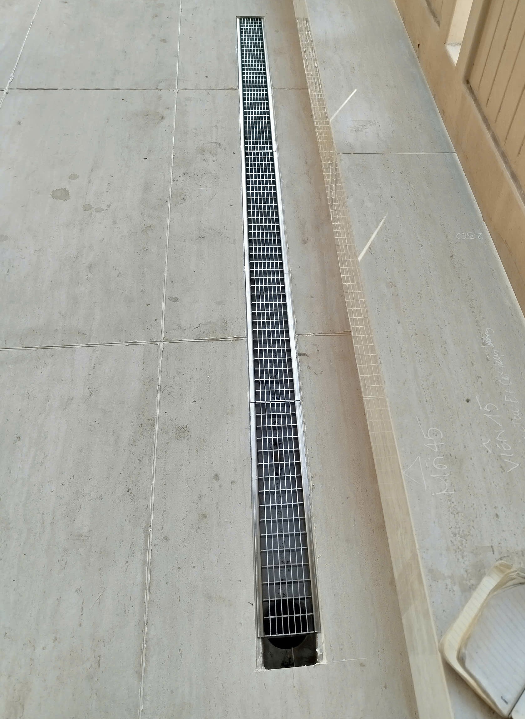 Hinh anh lap dat bo ranh thoat nuoc be tong polyme va inox 304 GRT.E100 ACO ZAVAK 1