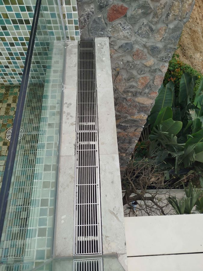 Nắp rãnh thoát nước nan dọc dành cho ban công GRT-AZ