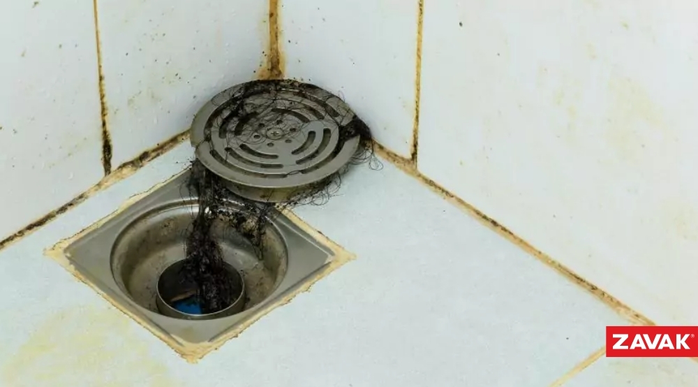 Ga thoát sàn nhiều chất thải khiến nhà vệ sinh bị hôi cống